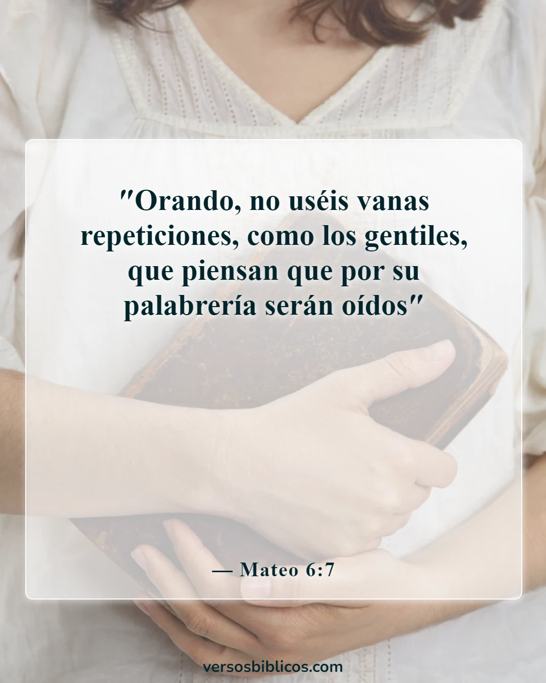 Versículos de la Biblia sobre orar con motivo equivocado (Mateo 6:7)